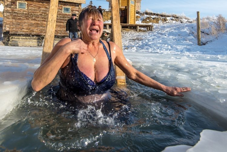 Теща соблазняет зятя своими сиськами