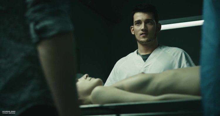 Коронер осматривает тело