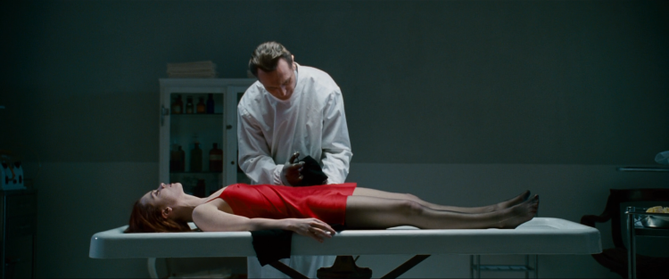 Коронер осматривает труп