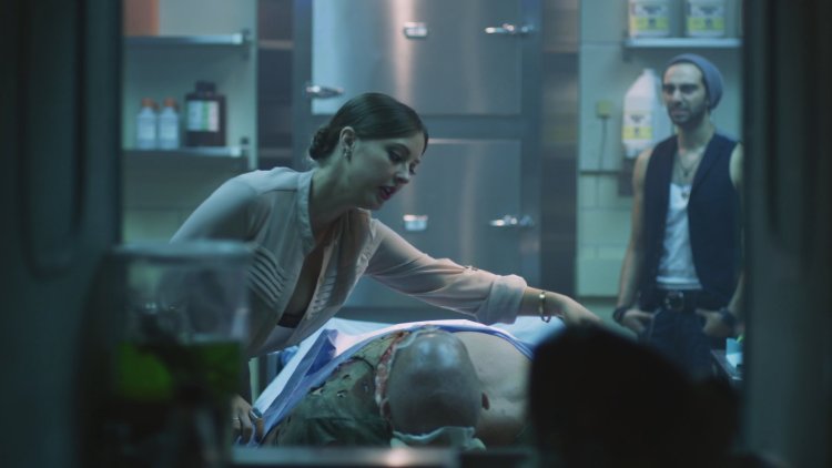 Коронер осматривает труп