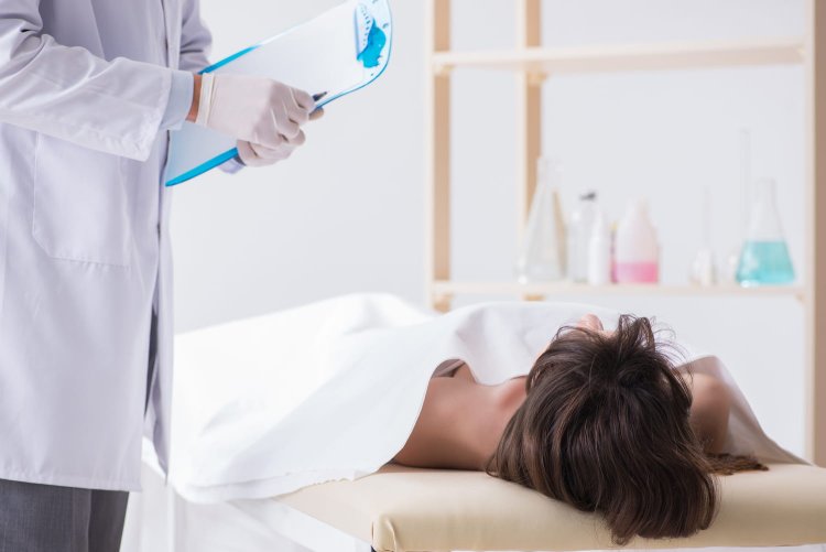 Мёртвая голая женщина в формах лежит на земле около огня из фильма