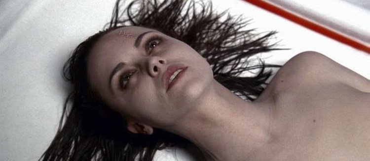 Олуэн Катрин в фильме демон внутри