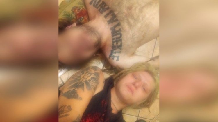 Осматривают труп в морге