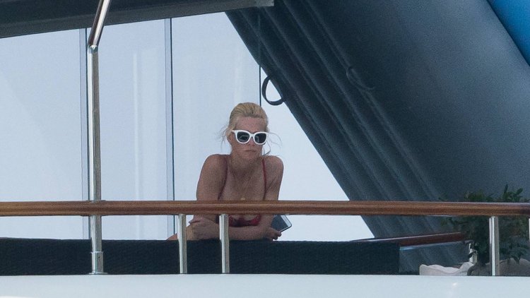 Claudia Schiffer Runaway