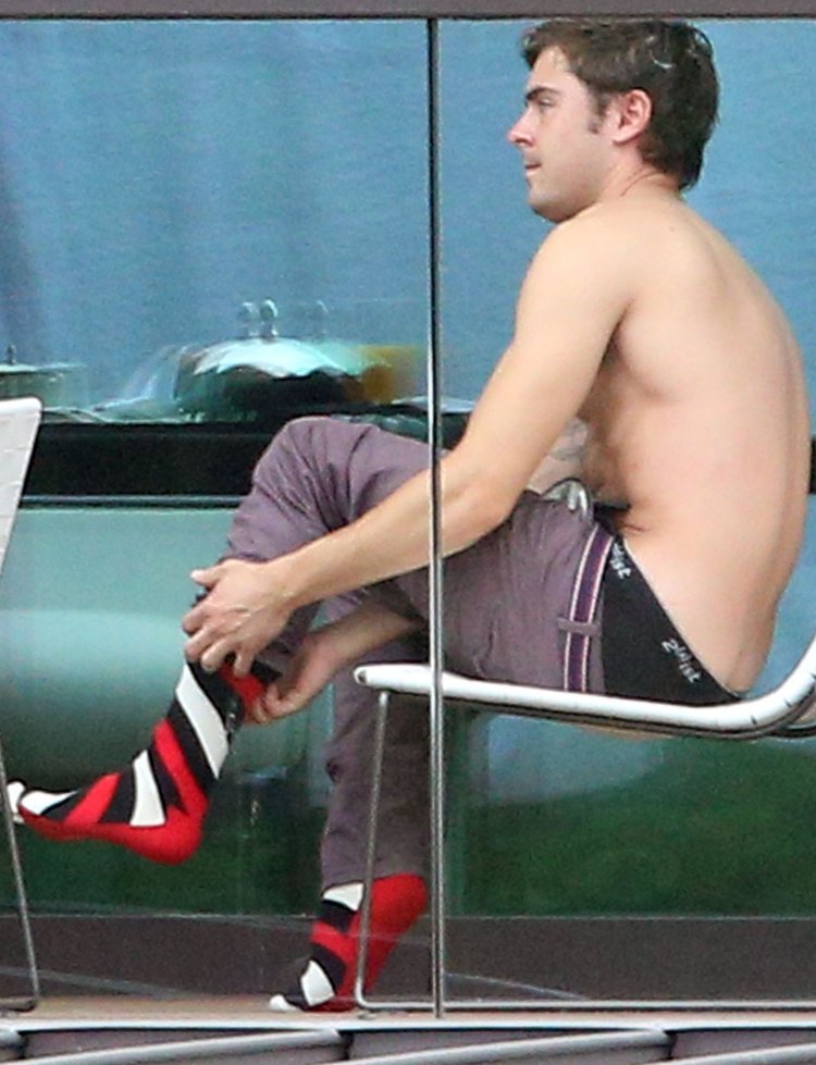 Зак Эфрон попа в фильме на унитазе