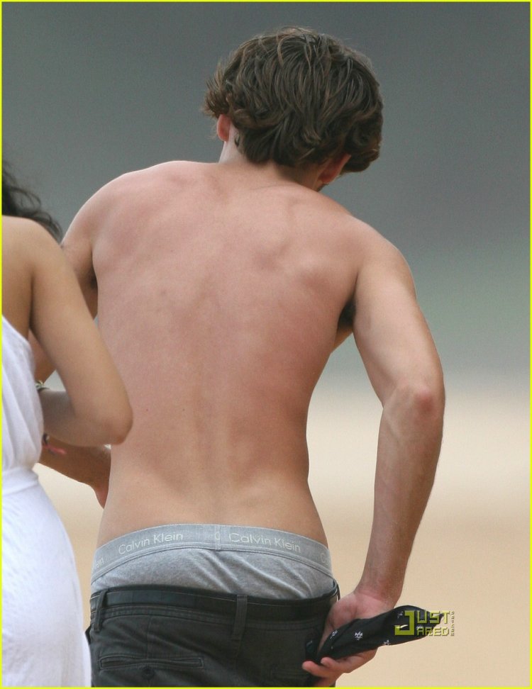 Зак Эфрон feet