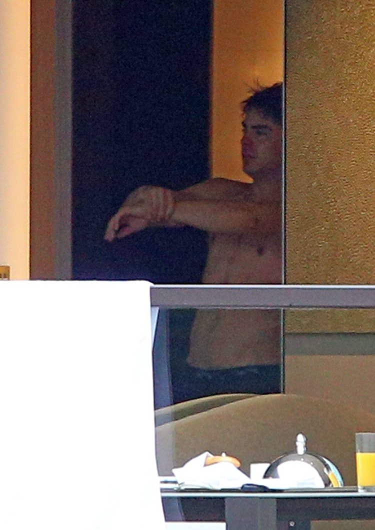 Зак Эфрон член на балконе