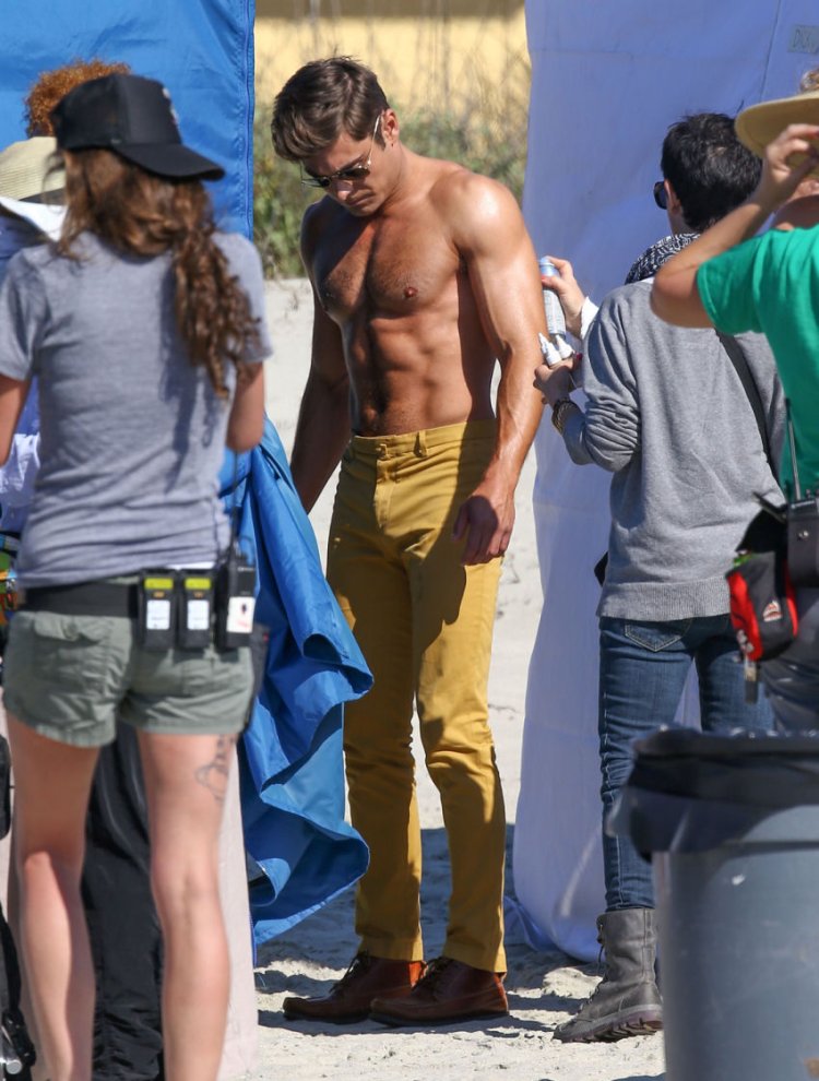 Голый Зак Эфрон дедушка легкого поведения