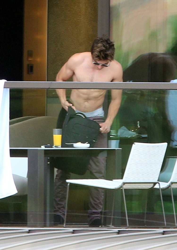 Зак Эфрон на балконе фулл