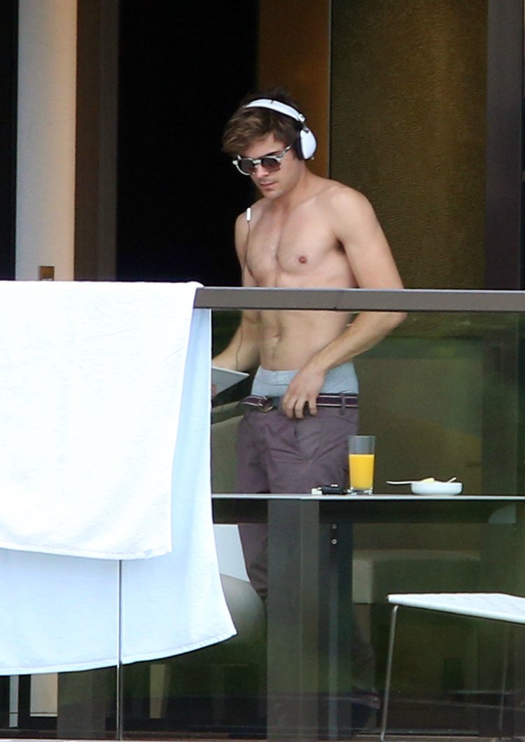 Зак Эфрон 2009 торс