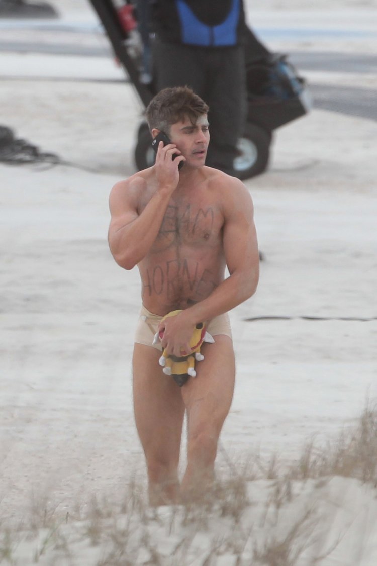 Зак Эфрон небритый торс