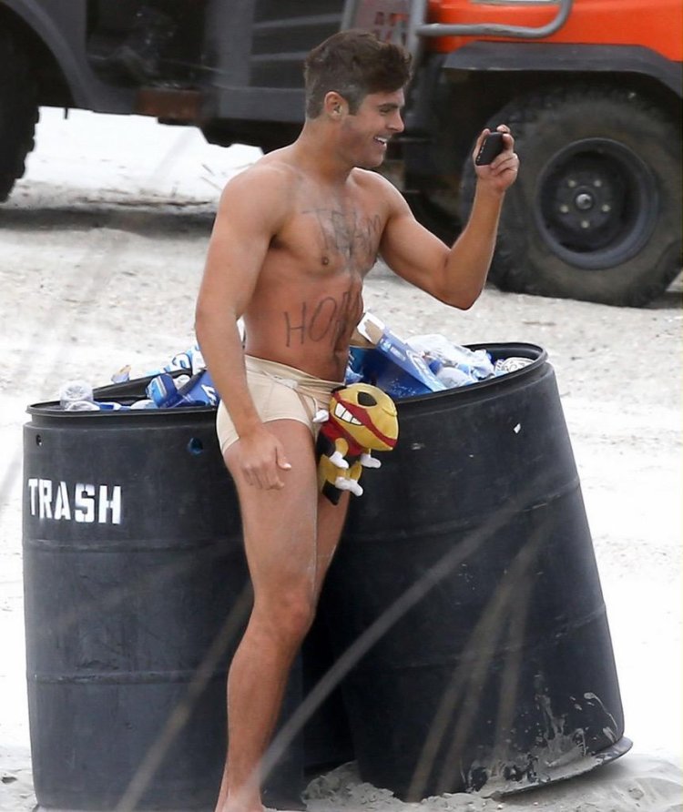 Зак Эфрон с голым торсом