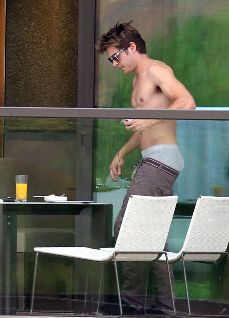 Зак Эфрон и его жена 2020