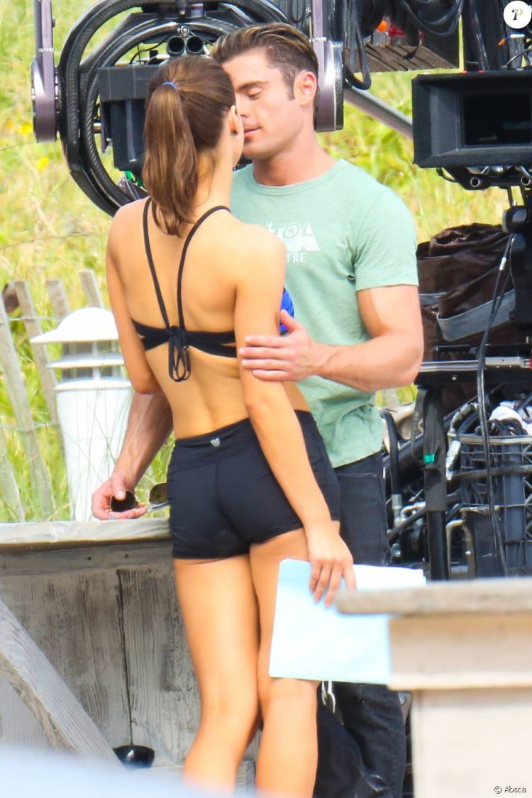 Зак Эфрон фото в трусах