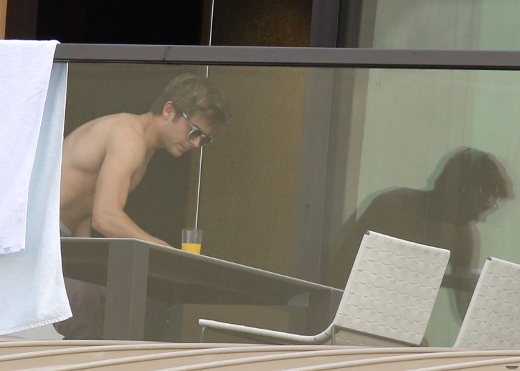 Зак Эфрон в эротическом фильме с взрослой женщиной