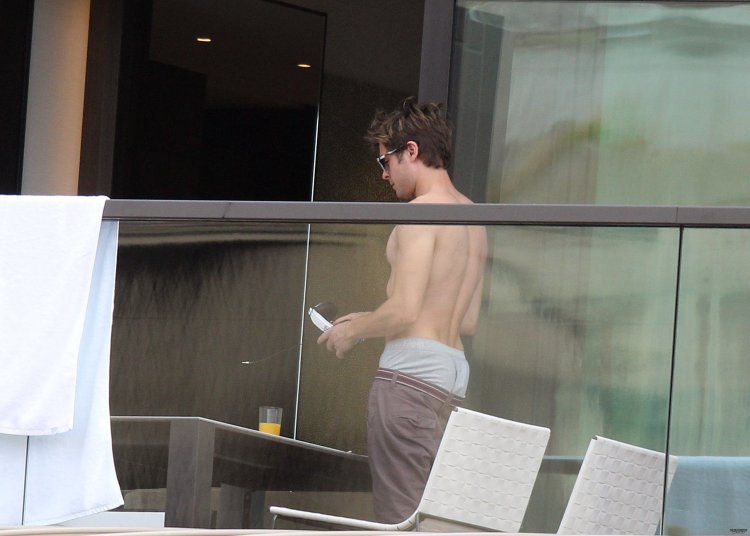 Член Зака Эфрона