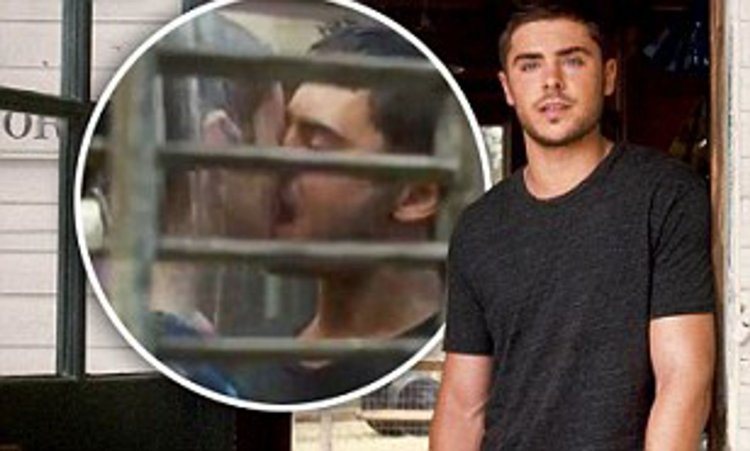 Зак Эфрон в трусах