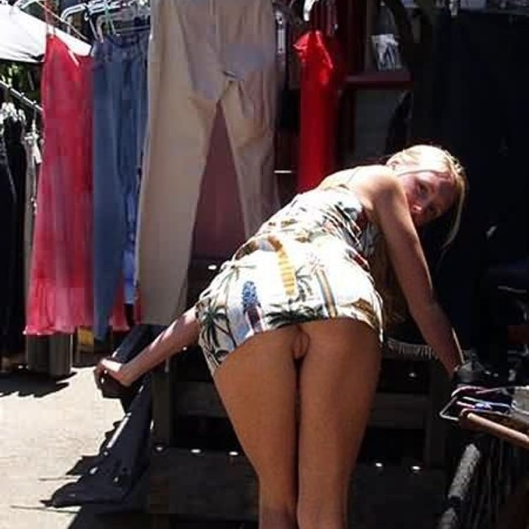 Красивые девушки в коротких платьях без трусов