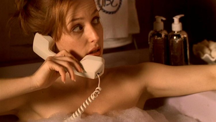 Босая Гиллиан Андерсон