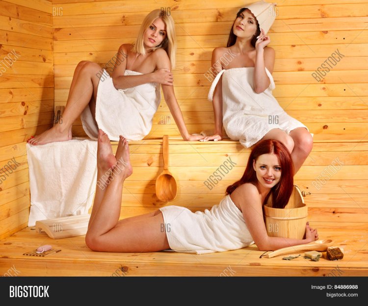 Подруги в бане