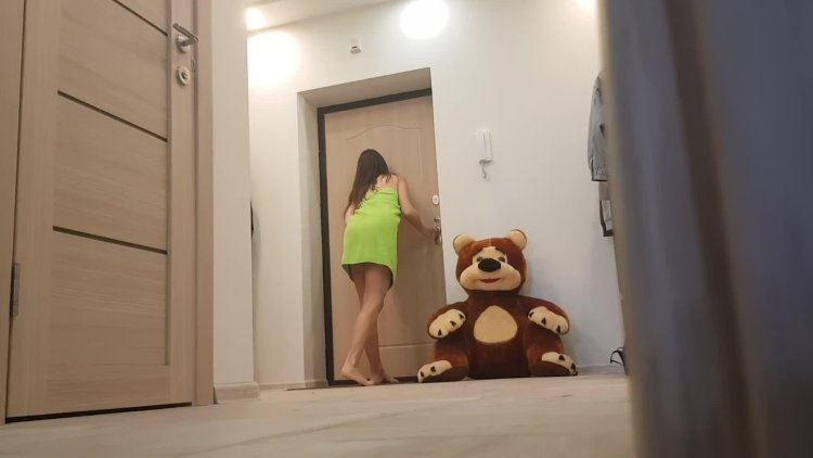 Голая открыла дверь ДОСТАВЩИКУ