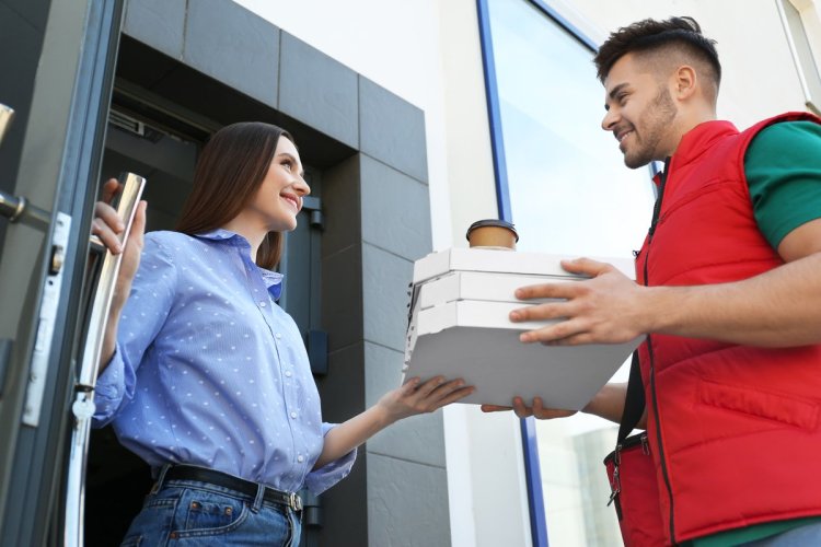 Красивая девушка в неоне