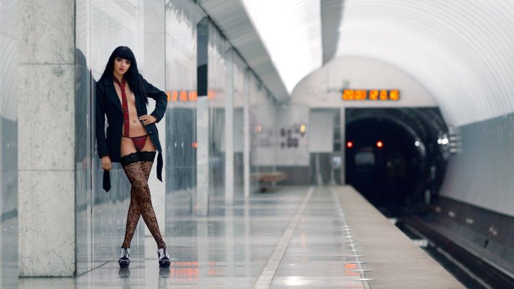 Девушка курьер