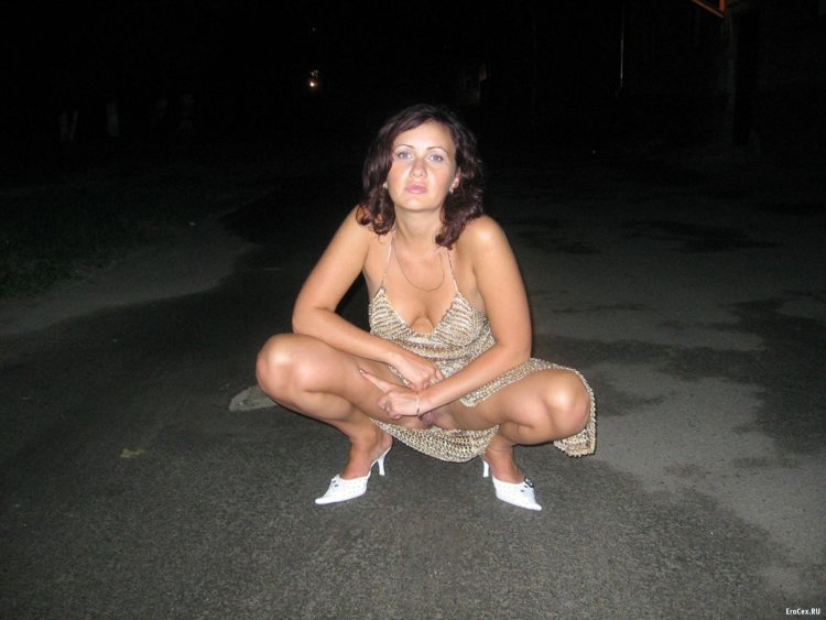 Жена без трусиков на улице