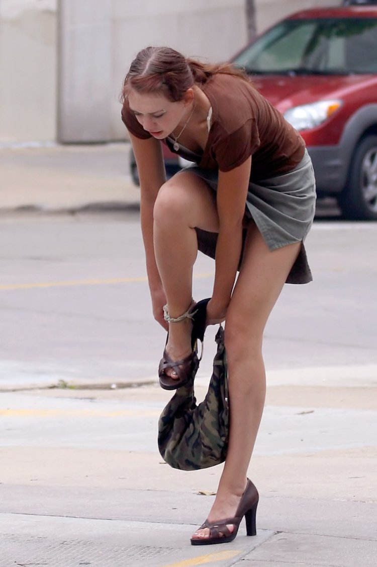 Нагнувшись в платье