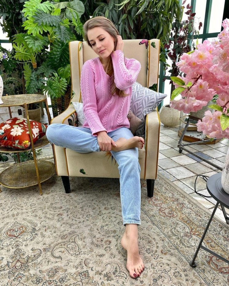 Анна Михайловская feet