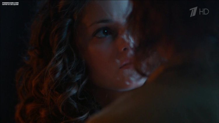 Анна Михайловская босиком