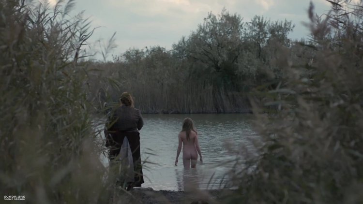 Milly Morris раздвигает ноги