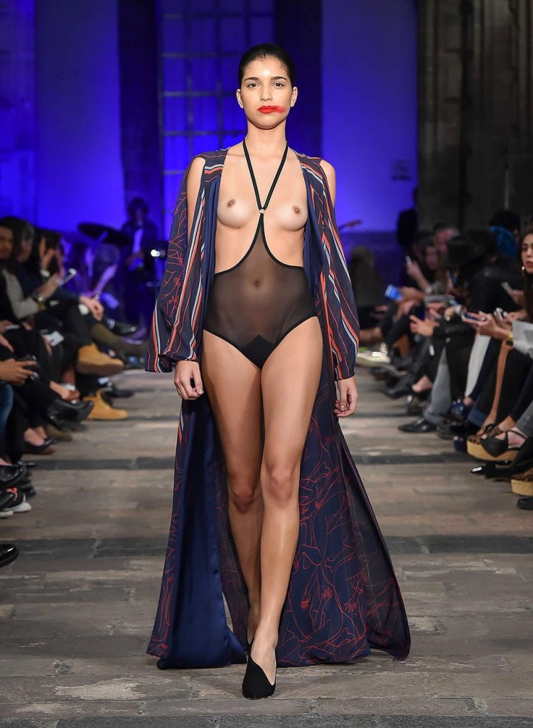 Худые голые модели на подиуме