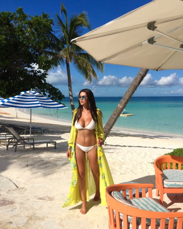 Элизабет херли в бикини задом