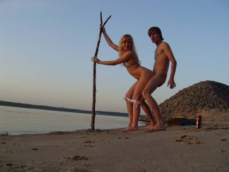 Девки загорают голышом