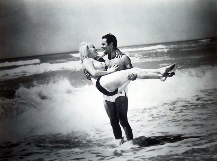 Аманда Брукс в купальнике