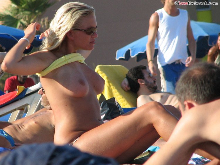 На пляже топлесс