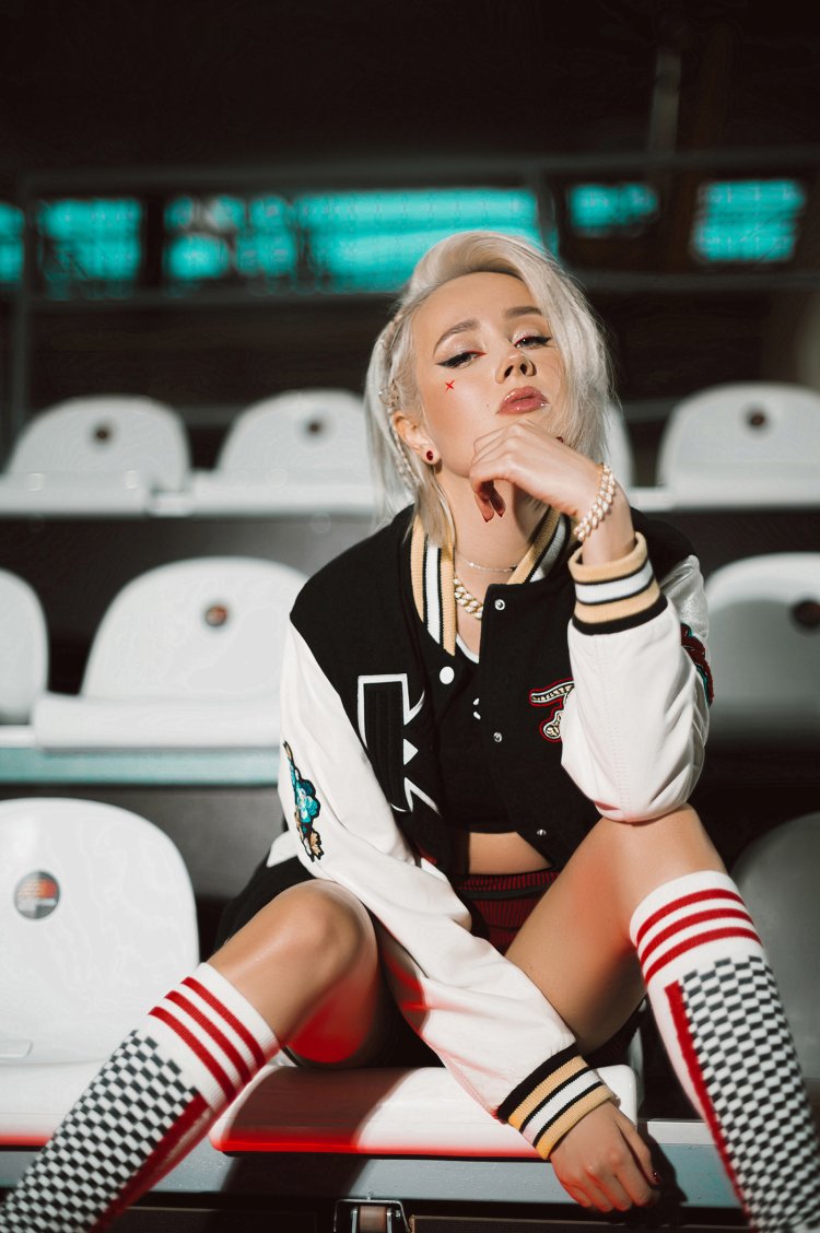 Клава Кока засветила трусики