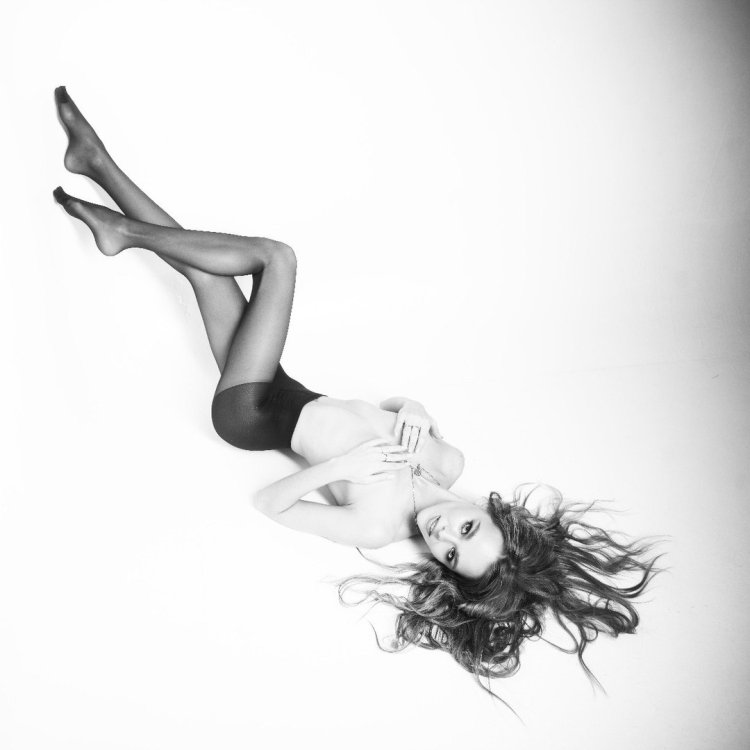 Девушки в шортах и клетчатых рубашках