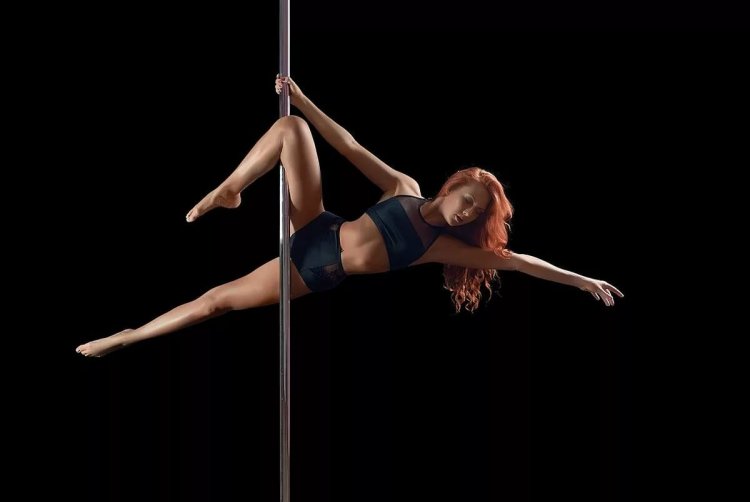 Шпагат девушки у шеста