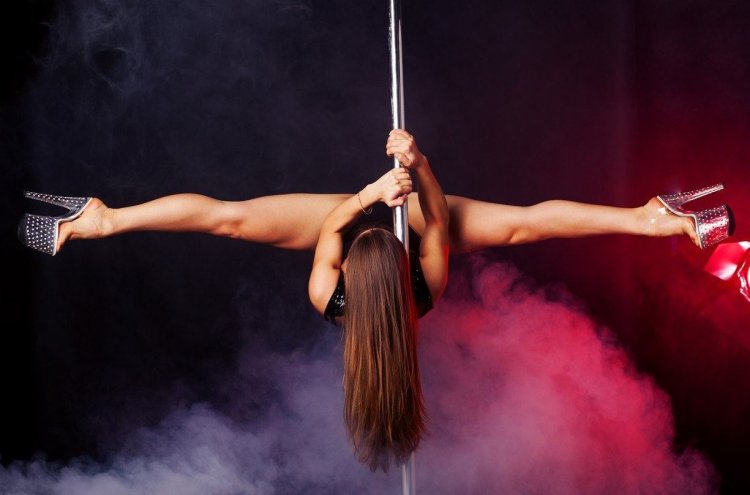 Девушка на шесте