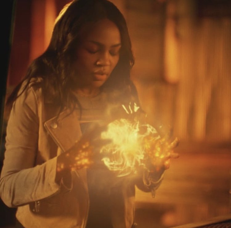 Чайна энн макклейн черная молния