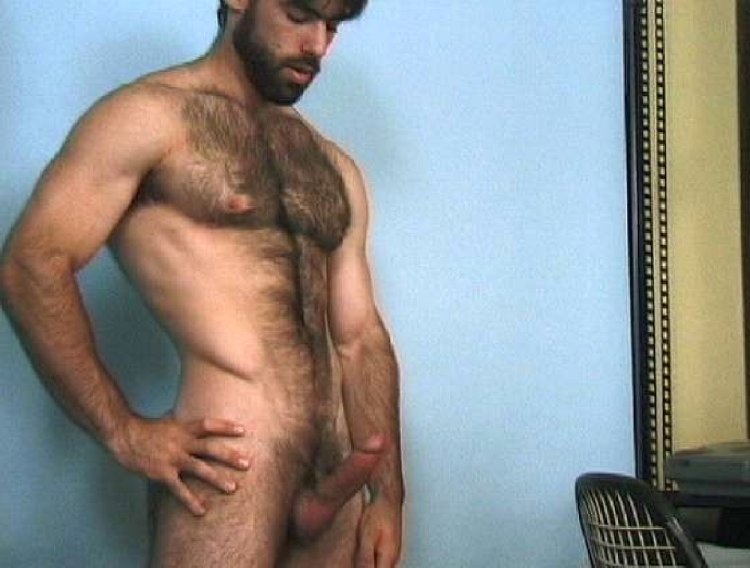 Голый волосатый мужик в душе