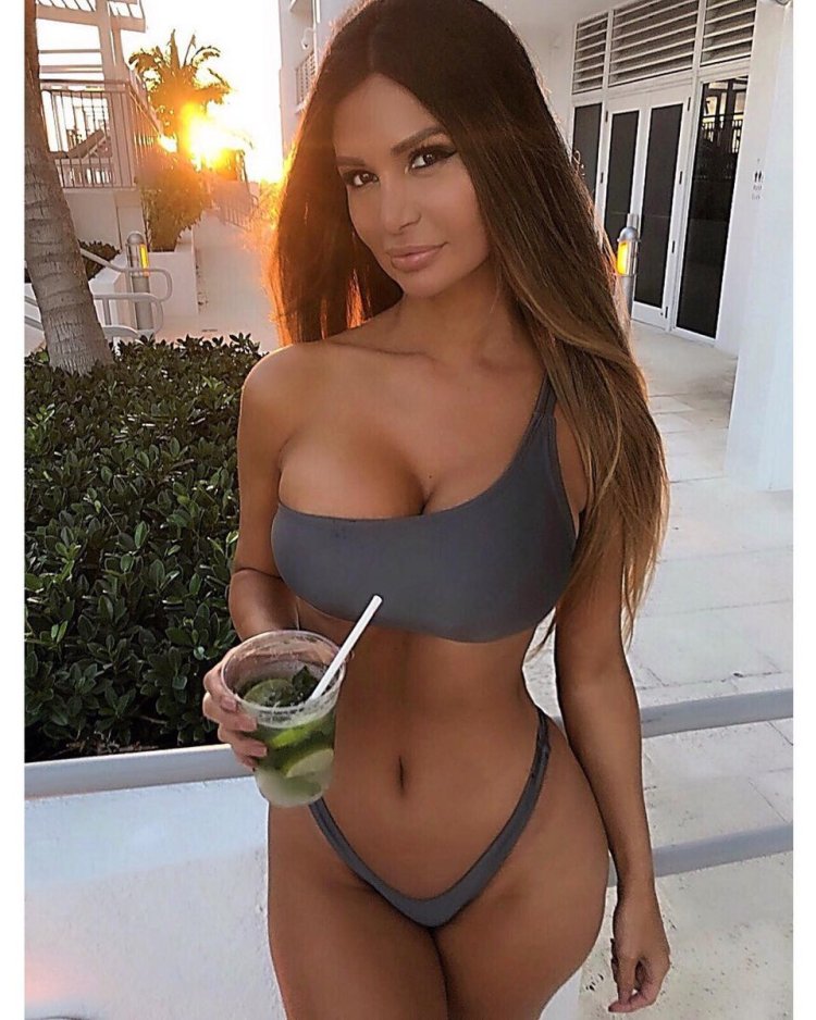 Эриана Бланко в платье