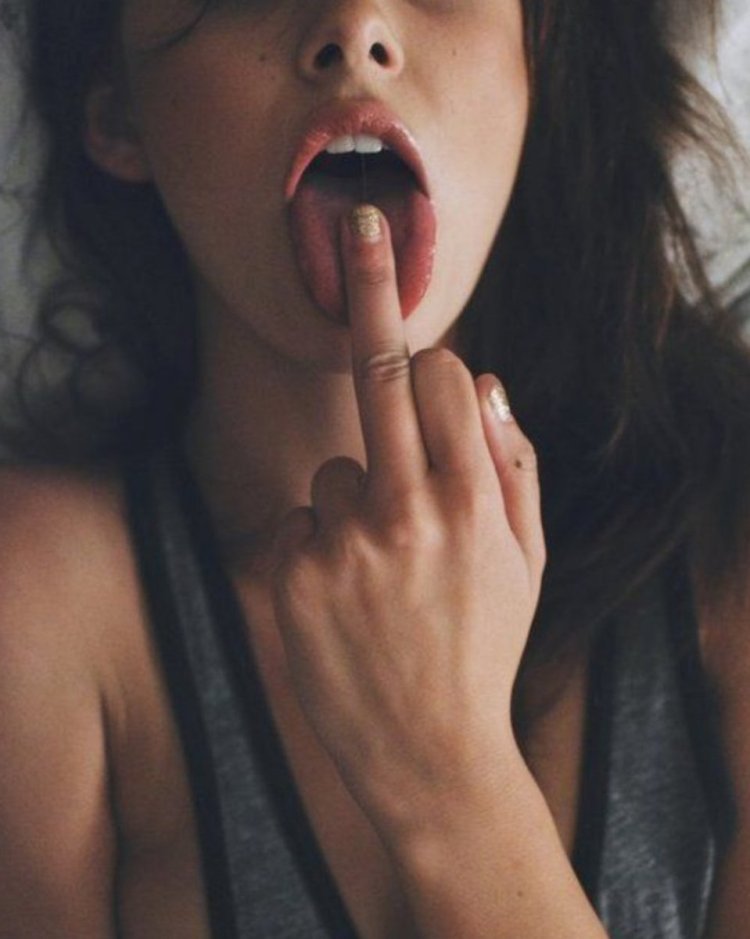 Девушка с высунутым языком домашнее