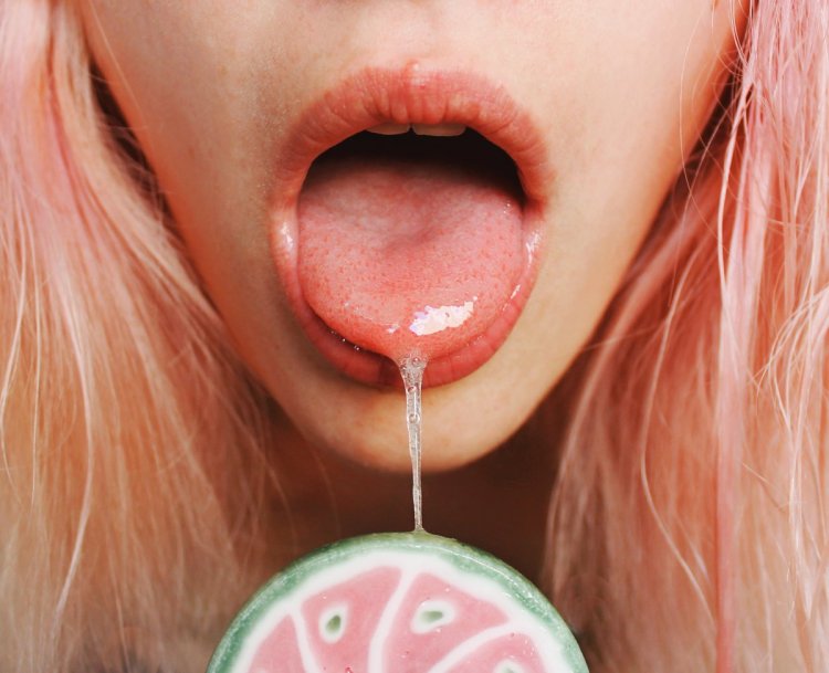 Открытый рот с высунутым языком