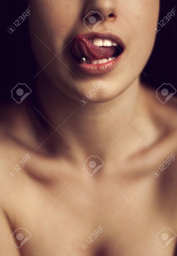 Девушка высунула язык и скосила