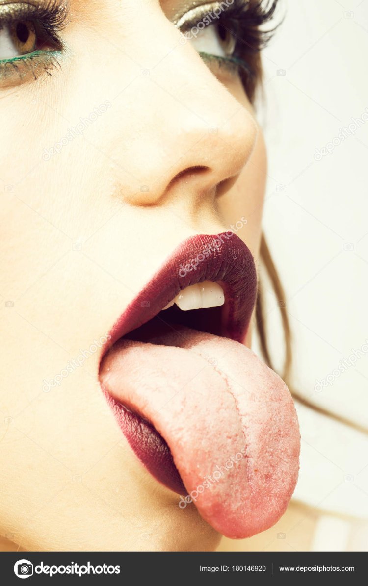 Девушка с клубникой