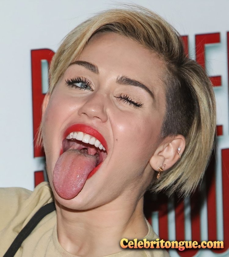 Открытый женский рот с языком