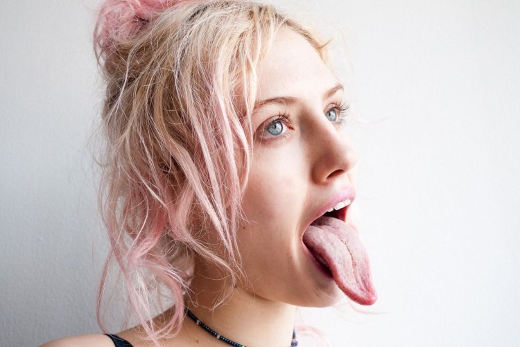 Селфи девушек с высунутым языком